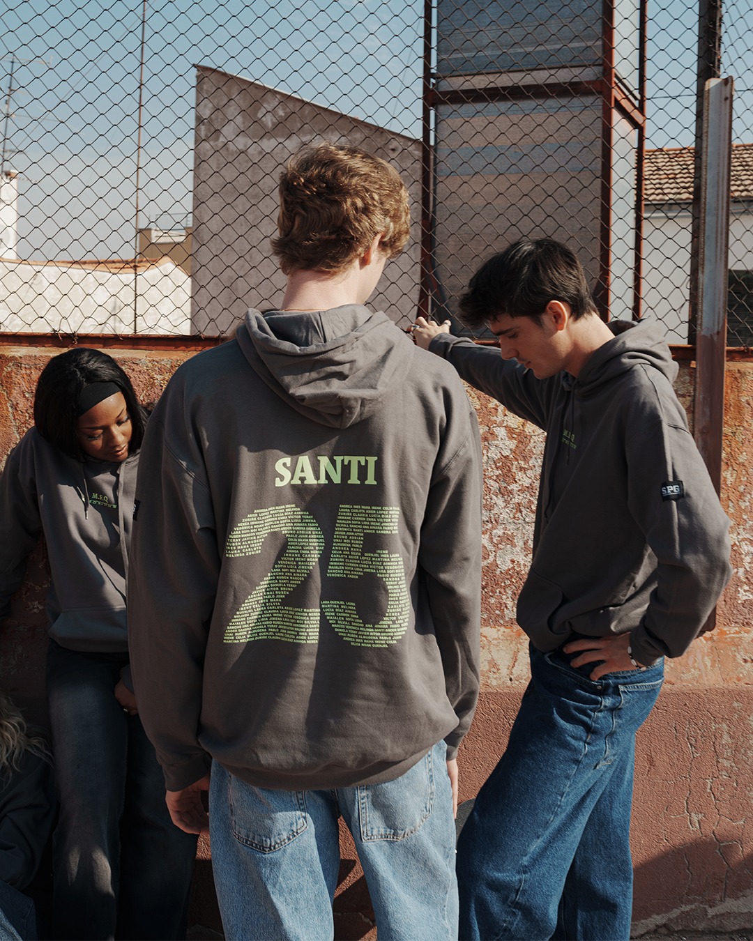 Además del diseño general, cada sudadera lleva el nombre de cada persona. Ideal para viajes de fin de curso o equipos.